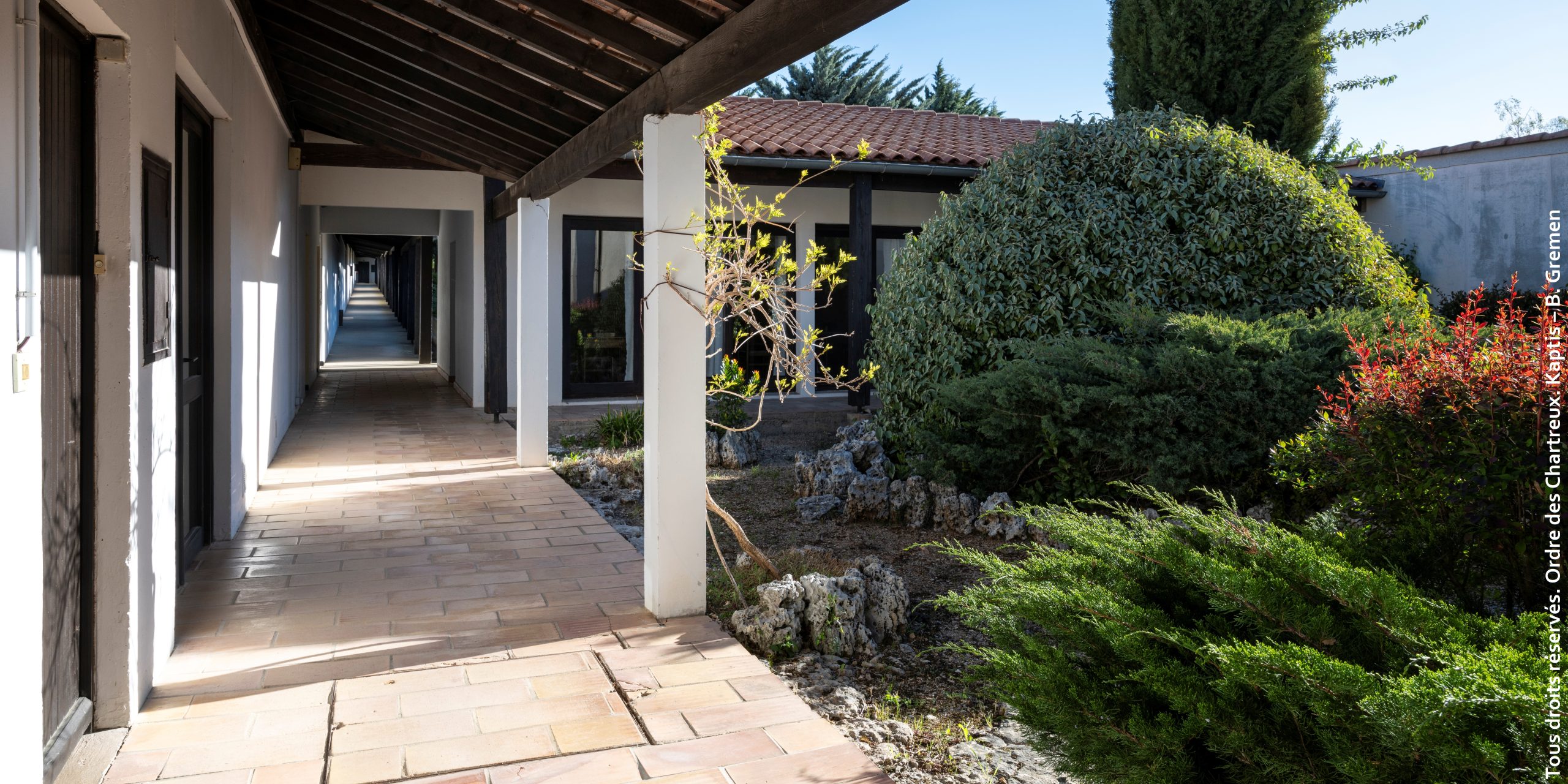 8. Grand cloître pris de l'intérieur ; perspective vers le nord ; salle du Chapitre sur la droite